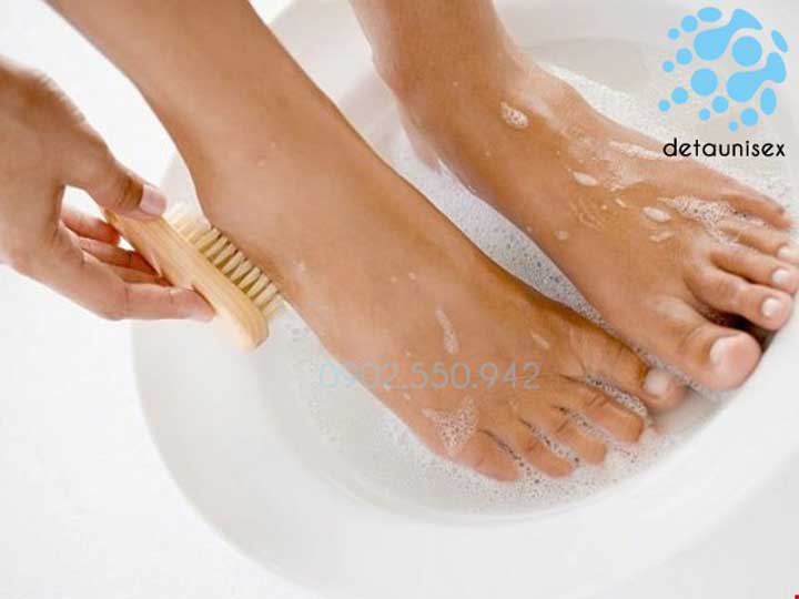 chữa đi giày bị hôi chân bằng cách vệ sinh chân mỗi ngày